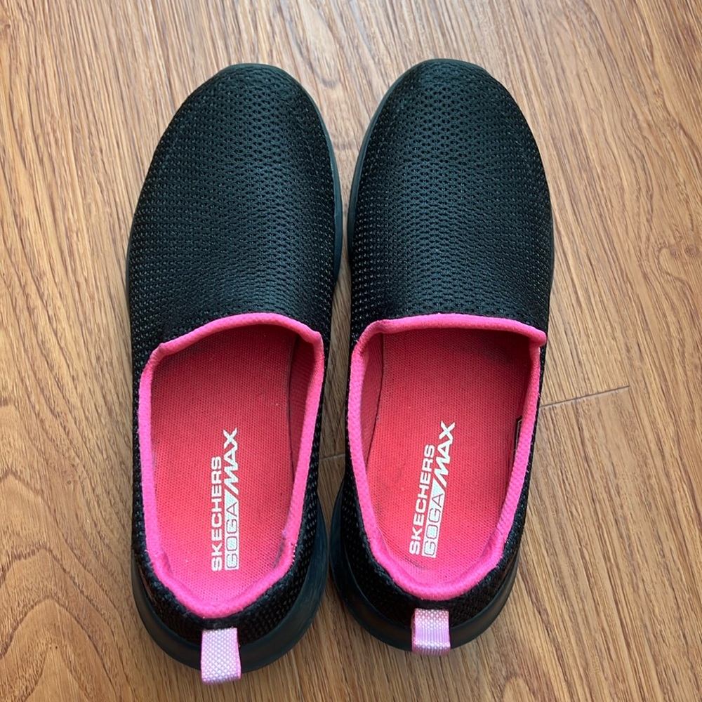 Sketchers Women’s Go Walk Joy Black/Hot Pink Sneaker Size US 7.5